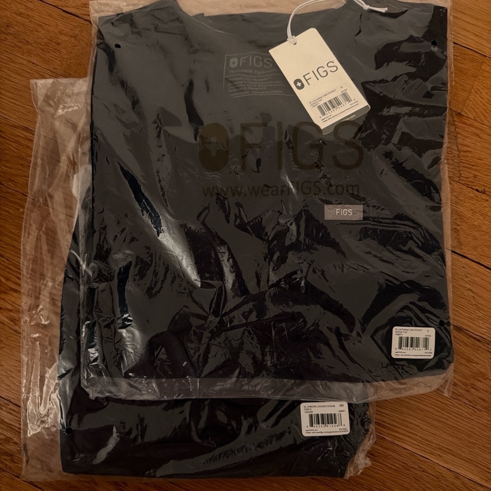FIGS Women’s Navy Scrub Set